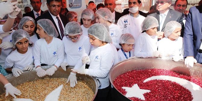 Küçükçekmece’de Minik Ellerden Aşure İkramı