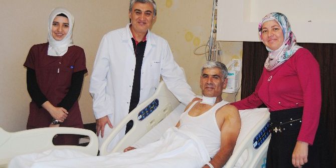 15 Ay Boyunca Boğazında 4 Santimetrelik Demir Parçası İle Yaşadı