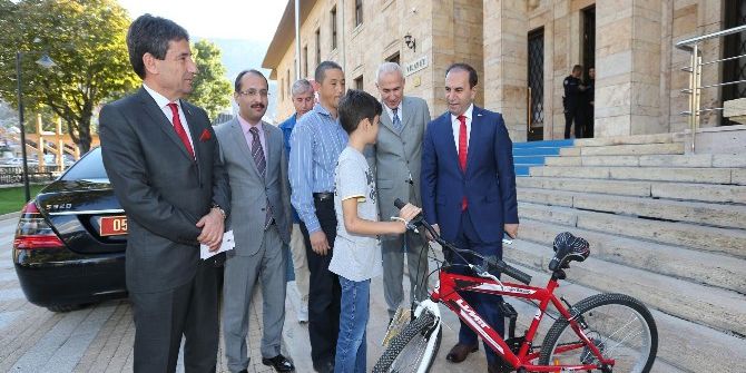 Vali Işık Bisiklet Sözünü Tuttu