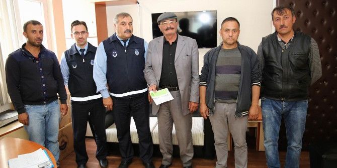 Yolda Bulduğu 100 Bin Liralık Çeki Zabıtaya Teslim Etti