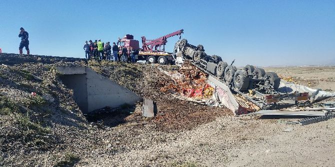 Devrilen Tır’ın Sürücüsü Hayatını Kaybetti