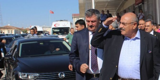 Türkeş, Suriyelilerin Barındığı Konteyner Kentleri Ziyaret Etti