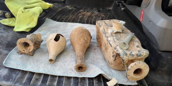 Alt Yapı Çalışmasında Tarihi Mezar Ve Gözyaşı Şişeleri Bulundu