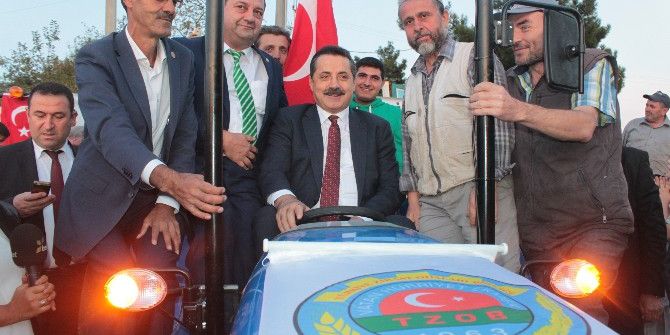 Bakan Çelik’e Traktörlü Teşekkür