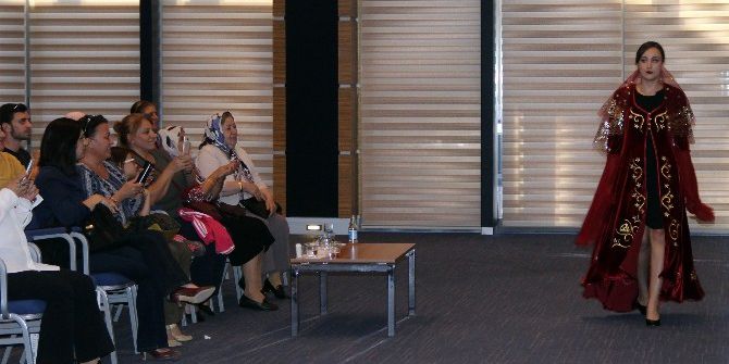 Sandıktaki 225 Yıllık Hazineler Defilede Sergilendi