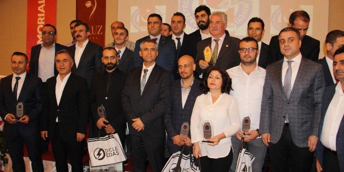 Başarılı Gazeteciler Ödüllendirildi