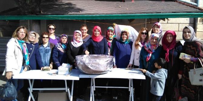 Ak Parti Kadın Kolları Aşure Dağıttı