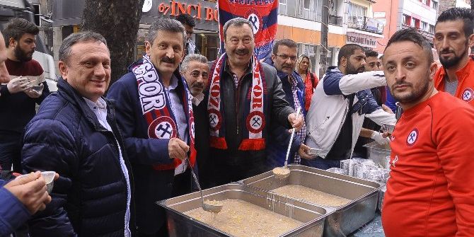 Spor Ve Siyaset Elele Vatandaşa Aşure Dağıttı