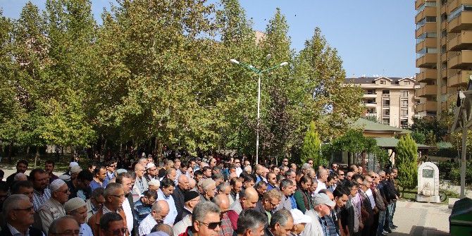 6 Kişiyi Hayata Bağlayan Annenin Cenazesinde Göz Yaşları Sel Oldu