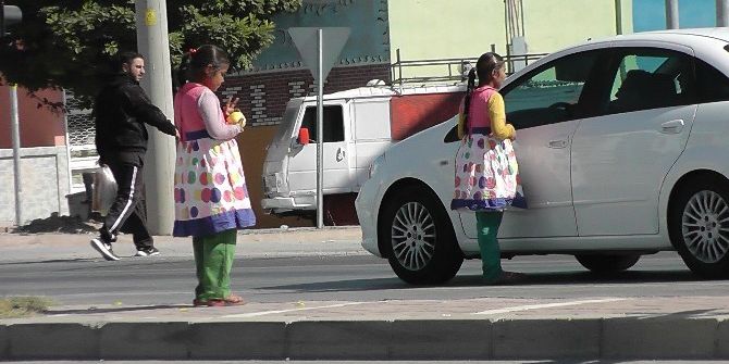 Kulu’da Suriye Uyruklu Küçük Kızlar Tehlikeli Şekilde Dileniyor