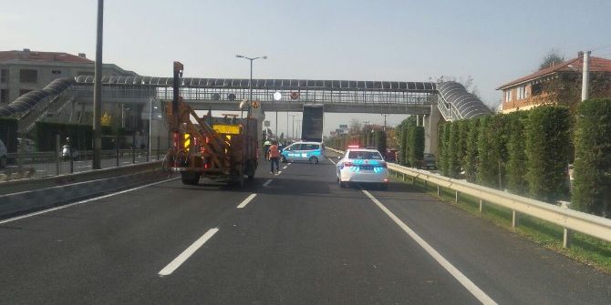 Şoför Yüksekliği Hesap Edemeyince Dorse Üst Geçide Sıkıştı