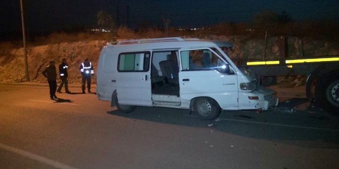 Panelvan Minibüs, Park Halindeki Tır’a Arkadan Çarptı: 1 Yaralı