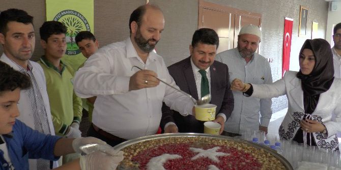 Lise Öğrencilerine Türk Bayraklı Aşure