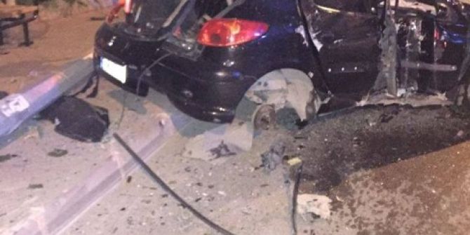 Direksiyon Hakimiyetini Kaybeden Otomobil Çöp Konteynerine Çarptı: 1 Yaralı