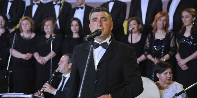 Gündüz Elektrik Ustası, Gece Ses Sanatçısı