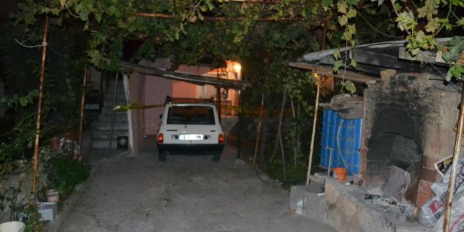 Beraber Yaşadığı Kadını Öldürdü