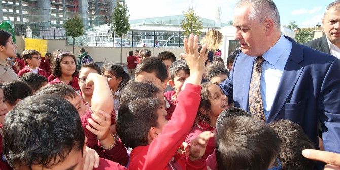 Başkan Aydın, Minik Öğrencilere Aşure Dağıttı