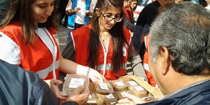 Türk Kızılay’ı Çorlu’da Aşure Dağıttı