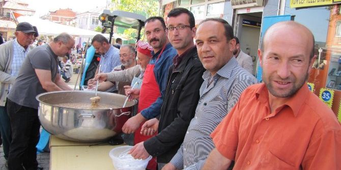 Dernekten Bin Kişiye Aşure İkramı