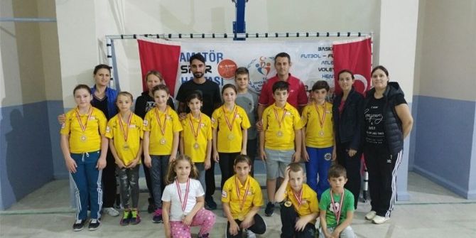Badmintoncular İzleyenlere Birlik Ve Beraberlik Ruhunu Yansıttılar
