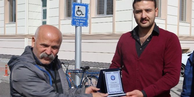 Türk Eğitim Sen Kayseri Şubesi’nden Duyarlı Şoföre Plaket