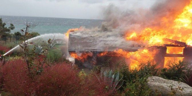 İş Adamı Ali Ağaoğlu Ve Kardeşinin Avşa’daki Yazlık Villası Küle Döndü