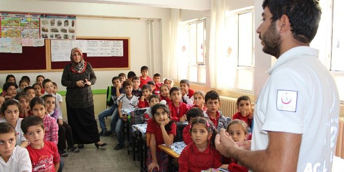 Sağlık Ekipleri Öğrencileri Bilgilendirdi