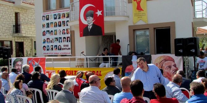 Pir Sultan Derneği Çeşme’de Bir Ton Aşure Dağıttı