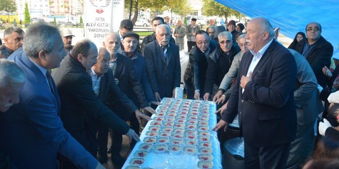 Fatsa’da Alevi Derneği Aşure Dağıttı