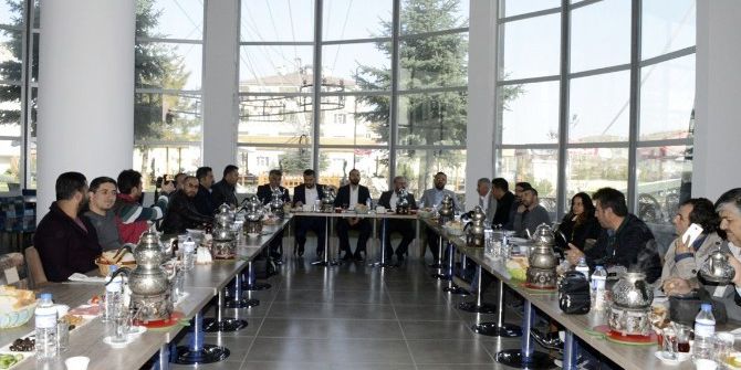 Ak Parti Teşkilatı Gazetecilerle Bir Araya Geldi