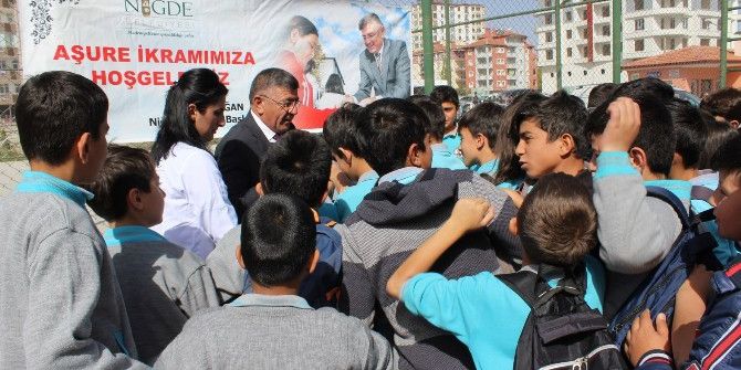 Aşure Dağıtımında Niğde Belediye Başkanı Faruk Akdoğan’a Yoğun İlgi