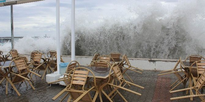 Şiddetli Poyraz Marmara Denizi’nde Ulaşımı Olumsuz Etkiledi