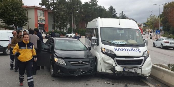 Kaza Yapan Minibüsü Meraklı Öğrenciler İtti