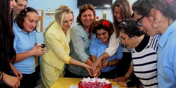 Bayan Yavuz, ’Ballim Kafe‘de Trabzonlu Gönül Elçileri Ve Çocuklarla Bir Araya Geldi.