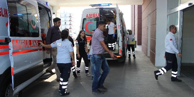 Kamyonet Park Halindeki Hafif Ticari Araca Çarptı: 3 Yaralı