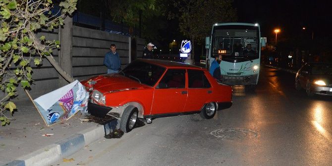 Manisa’da Halk Otobüsü İle Otomobil Çarpıştı: 2 Yaralı