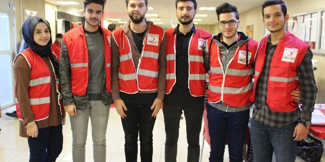 Gelişim Üniversitesi Öğrencileri Kızılay İçin Kan Topladı