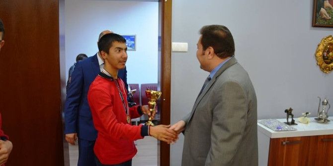 Başarılı Öğrenci Ve Öğretmenleri Makamında Kabul Etti