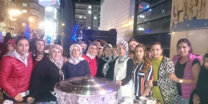 Ak Parti Kadın Kolları Aşure Dağıttı