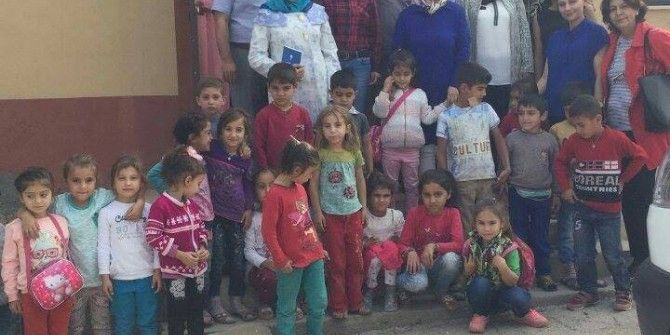 Ak Partili Kadınlardan Öğrencilere Kırtasiye Yardımı