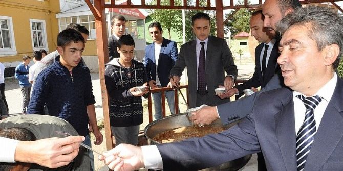 Kaymakam Kılıç’tan Vatandaşlara Aşure İkramı