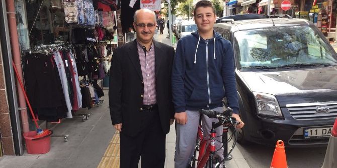Camiye En Çok Gelen Öğrencisine Bisiklet Hediye Etti