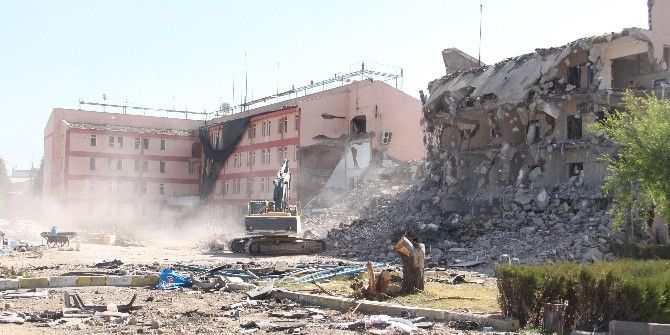 Elazığ Emniyet Müdürlüğü Binasının Yıkım Çalışmaları Başladı