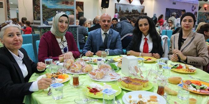 Konya Berberler Ve Kuaförler Odası Kadın Üyeleriyle Kahvaltıda Buluştu