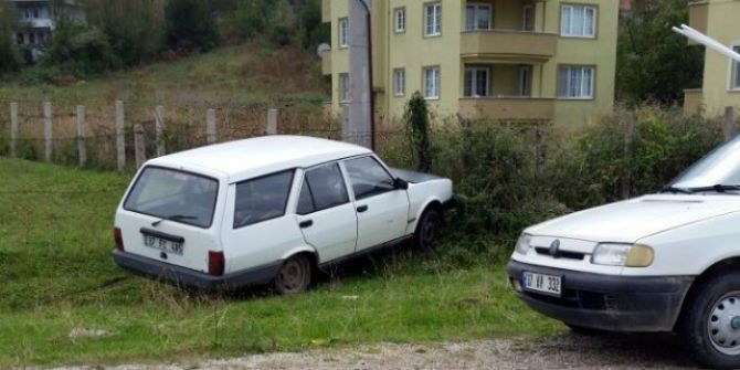 Yoldan Çıkan Otomobil, Elektrik Direğine Çarptı