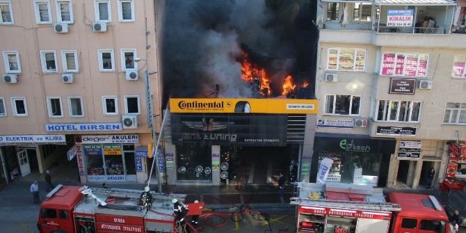 Bursa’da Lastikçide Büyük Yangın