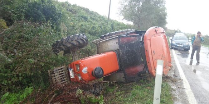 Traktör Yüklü Kamyon Yoldan Çıktı