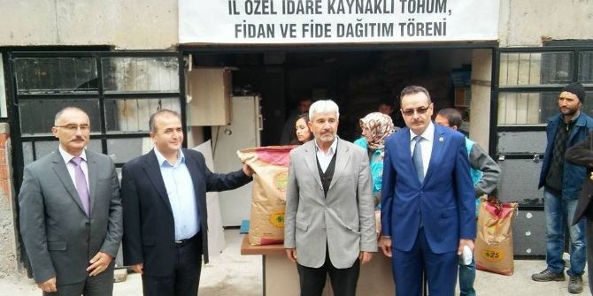 Tavşanlı’da Çiftçilere Macar Fiği Tohumu Dağıtıldı
