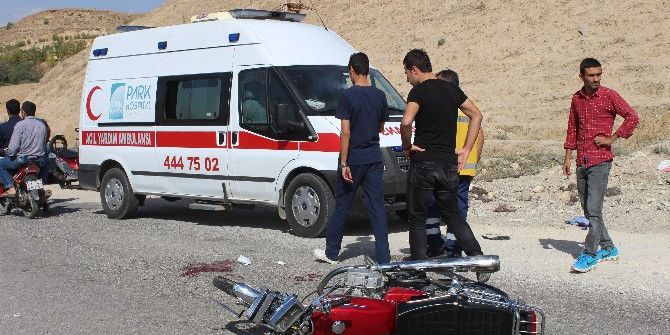 Otomobille Motosiklet Çarpıştı: 1 Yaralı