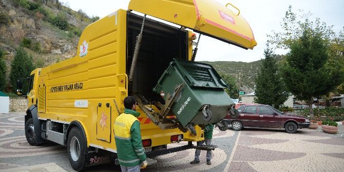 Bilecik’te Çöp Konteynerleri Yıkanarak Dezenfekte Ediliyor